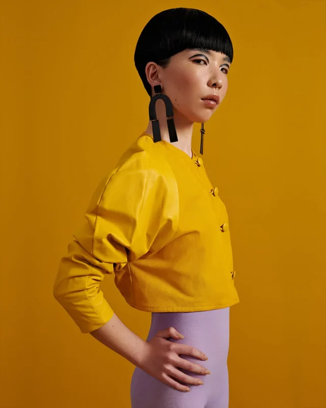 Acessórios em resina inspirados na Bauhaus criados por Mila Cook