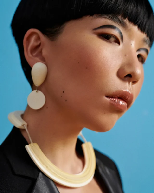 Acessórios em resina inspirados na Bauhaus criados por Mila Cook